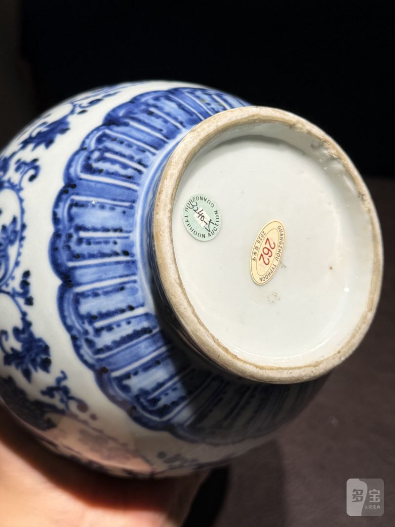 清乾隆 青花缠枝花卉纹僧帽壶 - 图16